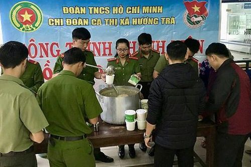 Nồi cháo công an ấm lòng bệnh nhân nghèo