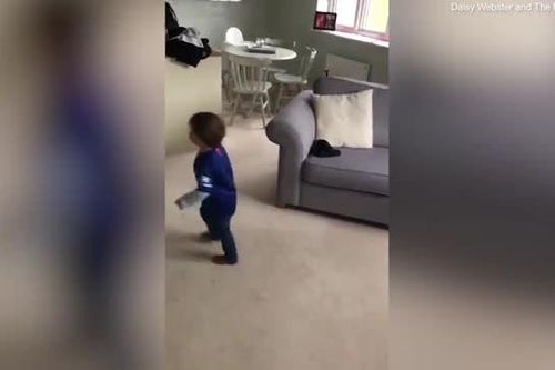 Choáng ngợp trước cậu bé 2 tuổi được ví như 'Ronaldo tí hon'