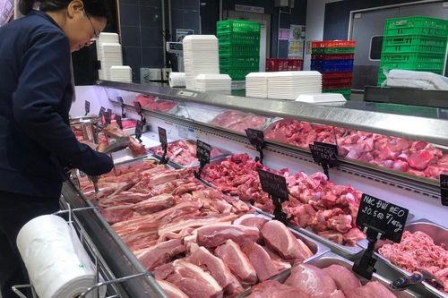 Heo hơi 'giảm nhiệt', chợ lẻ vẫn giữ giá cao