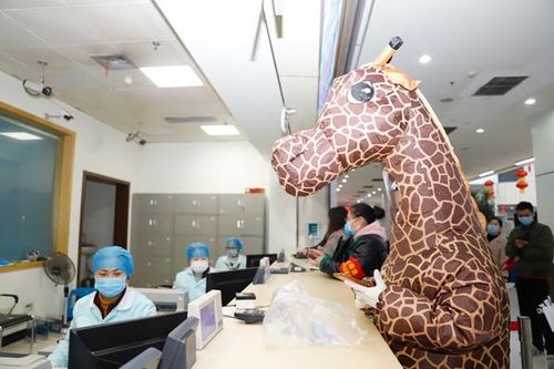 Cô gái mặc bộ đồ hươu cao cổ đến viện vì sợ bị lây bệnh