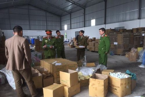 Gần 1.400 chai nước rửa tay Thuần Việt bị tạm giữ