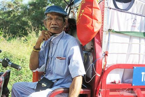 Cụ ông Sài Gòn mỗi ngày đi hơn 50 km bán quần áo giá 0 đồng