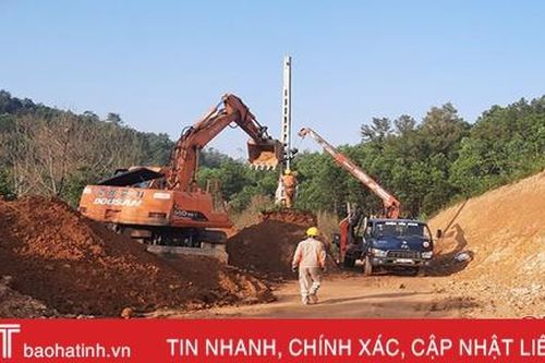 Sau phản ánh của Báo Hà Tĩnh, nhà thầu di dời cột điện 'cheo leo' ở Đức Lạng