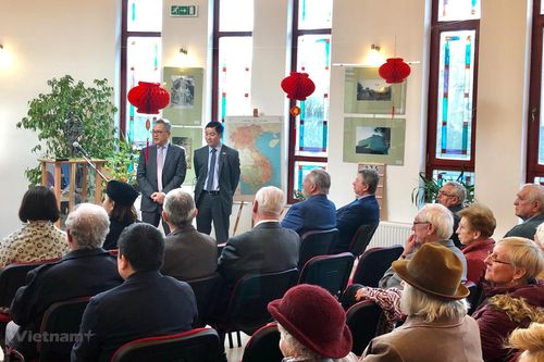 Triển lãm ảnh và tác phẩm điêu khắc về Việt Nam tại Hungary