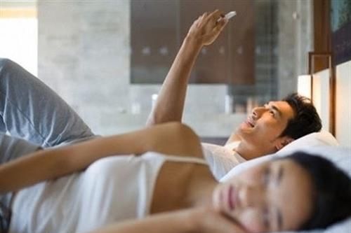 Hôn nhân ngày càng nguội lạnh là bởi vì mỗi chúng ta đang coi trọng điện thoại hơn cả bạn đời