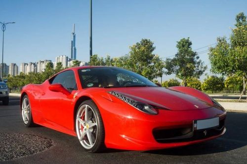 Chiêm ngưỡng siêu xe Ferrari 458 Italia trên đường phố Sài Gòn