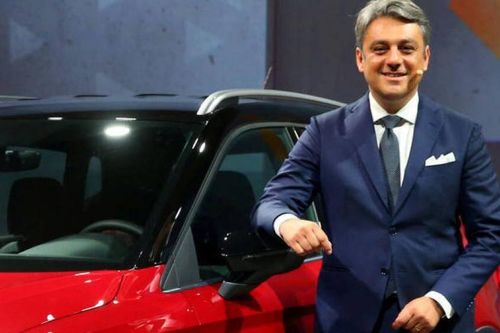 Renault vật lộn với sự sụt giảm doanh số sau kỷ nguyên của Carlos Ghosn