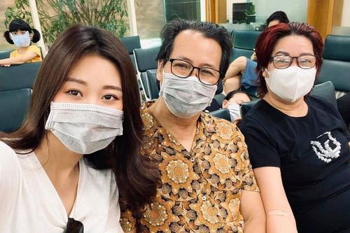 Hoa hậu Khánh Vân đưa ba mẹ đi kiểm tra sức khỏe tổng quát nhân kỷ niệm 35 năm ngày cưới