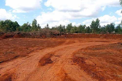 Xúc trộm đất giữa ban ngày
