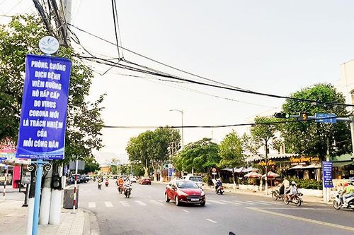 Lắp đặt trụ và cùm treo băng rôn ở thành phố Nha Trang: Góp phần làm đẹp đô thị