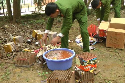 Si Ma Cai tiêu hủy hơn 60 kg pháo lậu