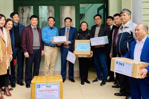 Trao tặng dung dịch sát khuẩn cho ngành GD&ĐT tỉnh Vĩnh Phúc