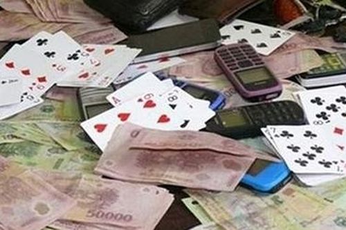 Ổ bạc có nhiều 'trò chơi' hoạt động trên bãi đất trống cả năm trời
