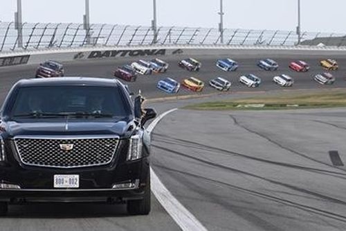 Ông Trump ngồi 'Quái thú' dẫn đầu đoàn xe đua giải NASCAR