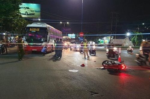 Chạy xe máy băng qua đường, gia đình 3 người bị xe tông khiến bé trai 5 tuổi tử vong