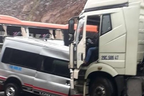 Tai nạn liên hoàn giữa 3 xe ô tô, nhiều người thương vong