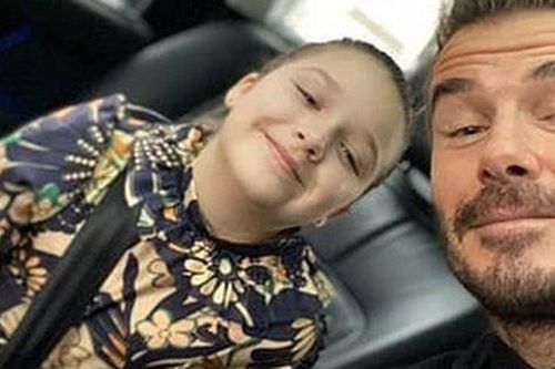 Con gái 8 tuổi của David Beckham lại gây sốt trong show diễn thời trang của mẹ