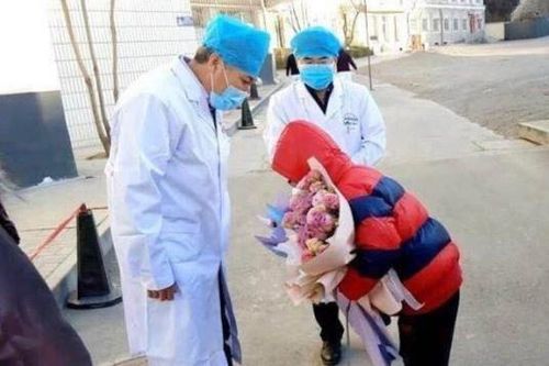 Cậu bé 11 tuổi cúi người cảm ơn bác sĩ cứu mình trong dịch Covid-19