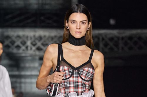 Ngày lạnh giá, Kendall Jenner diện áo corset gợi cảm lên sàn diễn