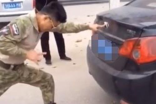 Ngô Kinh dùng ngón tay trỏ đẩy ôtô
