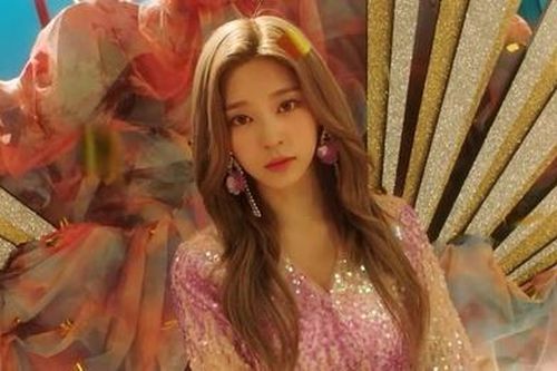 Nhan sắc nổi bật của IZ*ONE trong MV mới