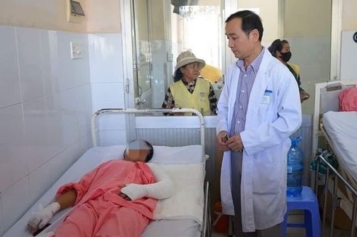 Ngã vào bếp than do ngộ độc khí CO, sản phụ phải tháo khớp tay