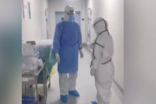 Vợ chồng bác sĩ không dám ôm nhau ở bệnh viện vì sợ virus corona