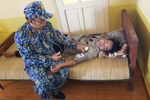 Lữ đoàn 146, Vùng 4 Hải quân cứu 33 ngư dân bị chìm tàu ở Trường Sa