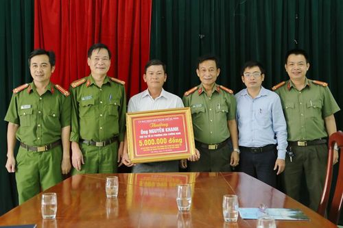 Khen thưởng công dân cung cấp thông tin vụ án thi thể trên sông Hàn