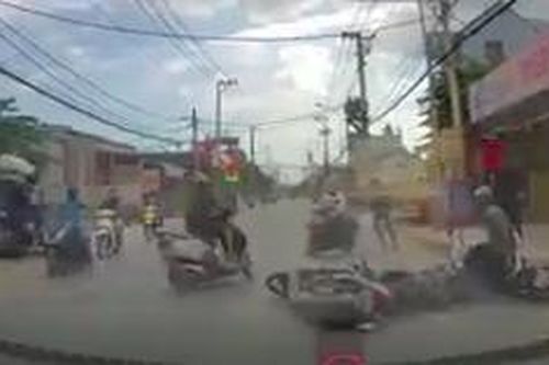 Truy bắt băng cướp dùng bình xịt hơi cay chống trả người đi đường