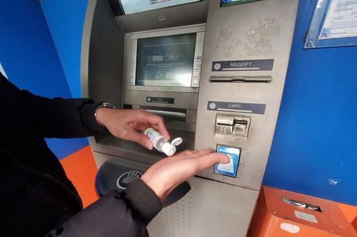 Cây ATM ở Hà Nội cáu bẩn, khách sợ Covid-19 phải mang theo nước rửa tay