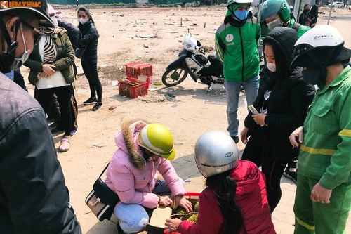 Người Hà Nội đổ xô đổ xô đi giải cứu sầu riêng giảm giá vì dịch Covid-19
