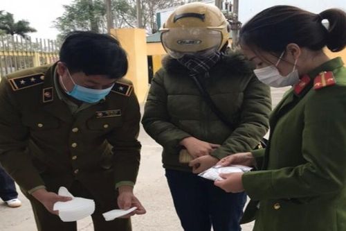 Người phụ nữ bán hàng nghìn khẩu trang y tế 'trôi nổi' tại khu công nghiệp ở Hà Nam
