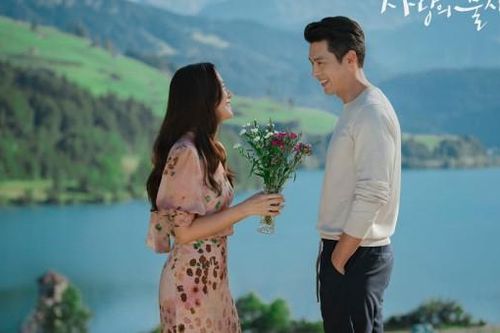 Ảnh hậu trường đẹp như tranh của cặp đôi 'Hạ cánh nơi anh'