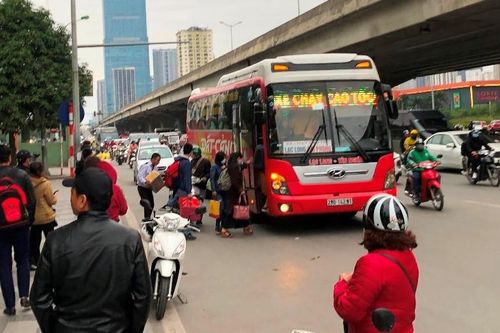 Nhiều xe khách hoạt động như 'xe vua' trên đường