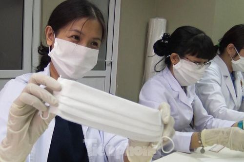 Nữ bác sĩ mang máy may từ nhà vào viện làm khẩu trang phòng Covid-19