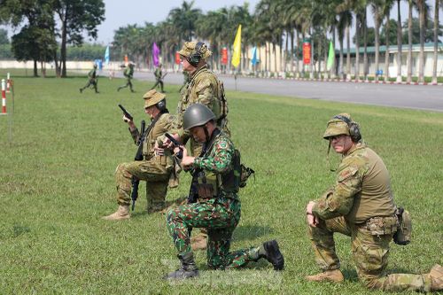 Binh sĩ Việt Nam và Úc trao đổi kỹ năng bắn súng quân dụng
