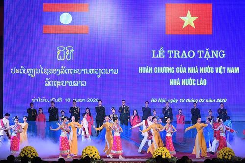 Trao tặng Huân chương cho tập thể, cá nhân Quân đội hai nước Việt - Lào
