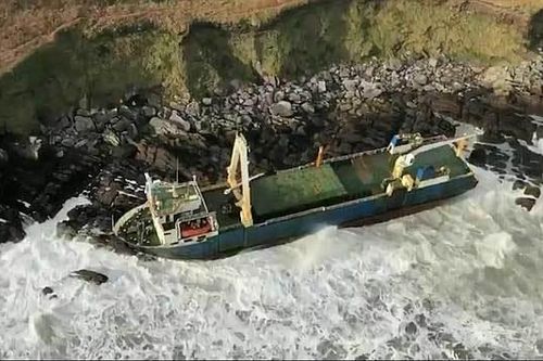 Bão lớn đưa 'tàu ma' giạt vào bờ biển Ireland