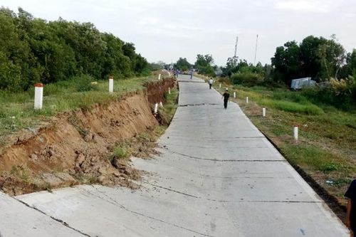 Đê biển Tây ở Cà Mau sụt lún nghiêm trọng, giao thông bị chia cắt