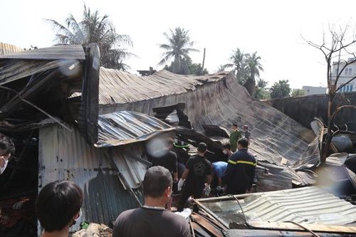 Xưởng chế biến gỗ cháy lớn khiến người dân xung quanh hoảng loạn bỏ chạy