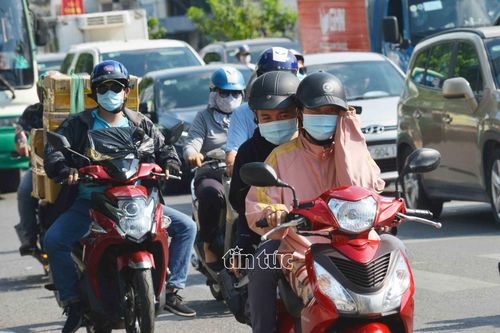 Người dân TP Hồ Chí Minh chống chọi nắng gắt