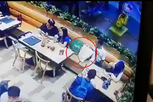 Kẻ gian táo tợn rạch túi của cặp đôi không lộ chút sơ hở ngay chốn đông người