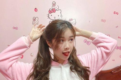 Bạn gái Văn Toàn ngày càng hóa thiếu nữ ngây thơ