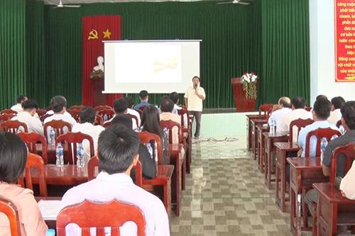 Bí thư Tỉnh ủy nói chuyện về sản xuất nông nghiệp với cán bộ các Tổ hợp tác, Hợp tác xã ở Lai Vung