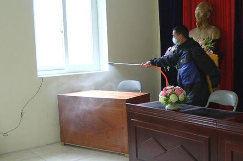 Huyện Si Ma Cai phun thuốc khử trùng phòng virus Corona