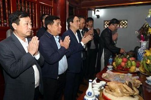 Bộ trưởng Bộ Kế hoạch và Đầu tư dâng hương tại đền thờ Quốc Tổ Lạc Long Quân