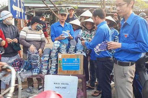 Phát miễn phí 800 chiếc khẩu trang cho người dân xã Triệu Sơn