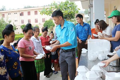 Ấm áp chương trình 'Nồi cháo tình thương'