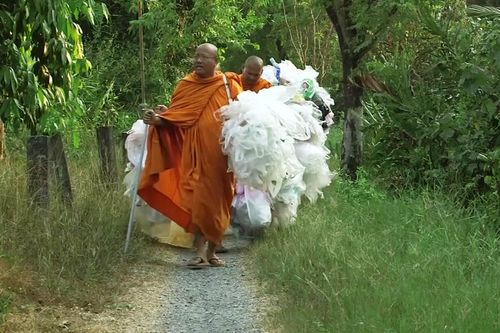 Thái Lan : Ngôi chùa may y chư Tăng từ rác thải nhựa